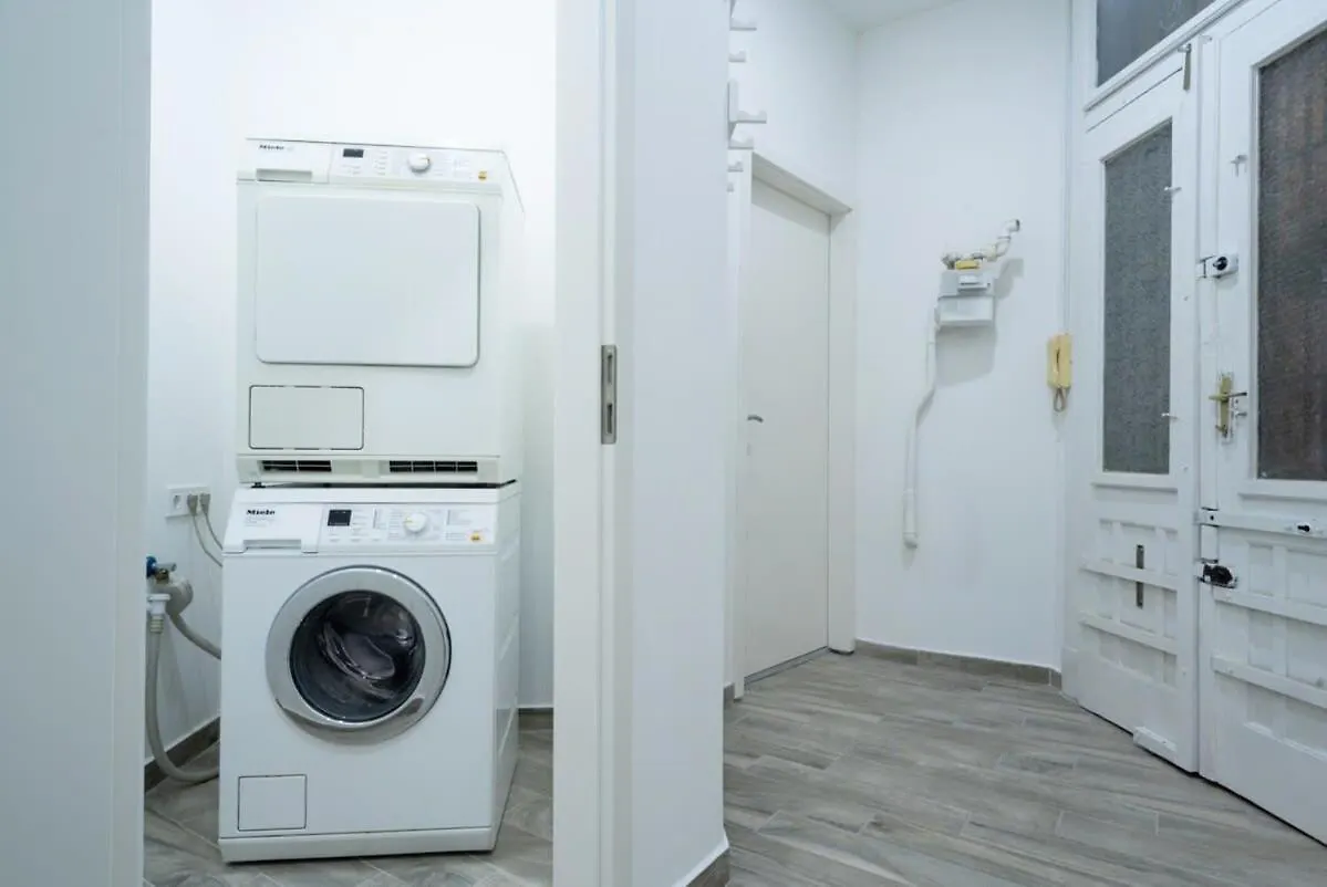 Apartment New Comfy Studio At Convenient Location Budapest